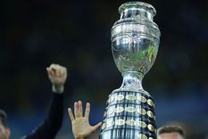 Unos días después de finalizar la Copa América, el futbolista terminó la secundaria Foto: Conmebol