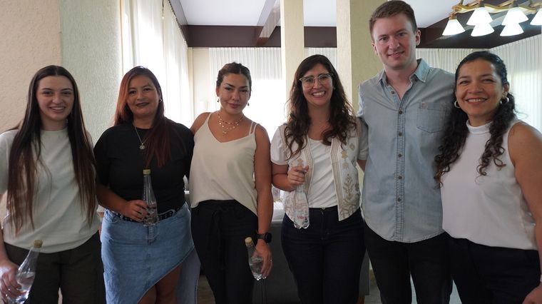 Natalia, Gisela, Romina, Gabriela, Camila y Matías. Natalia, Gisela, Romina, Gabriela, Camila y Matías.