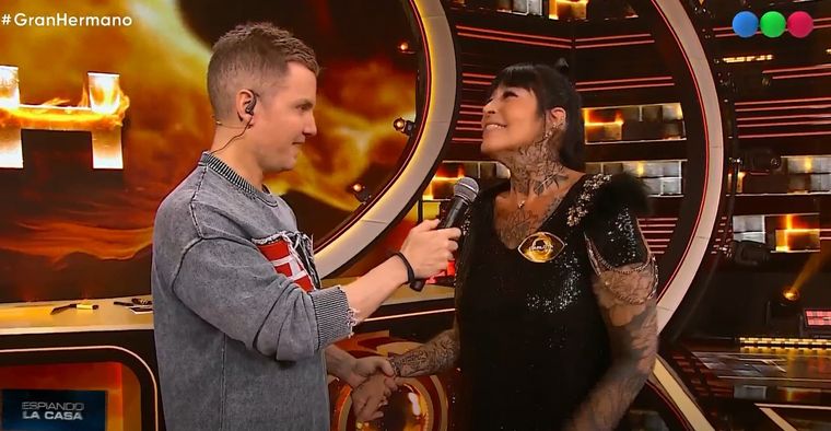 Carla junto a Santiago del Moro.