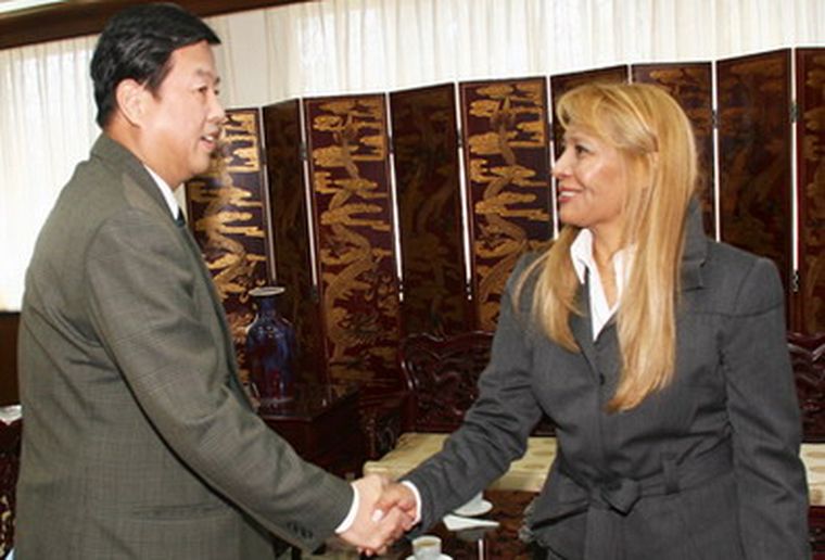 Yolanda Durán con el embajador chino Zeng Gang. Foto: Cedeapsa