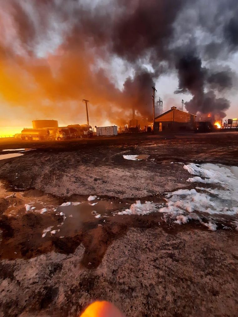 Bomberos aún trabajan en el lugar