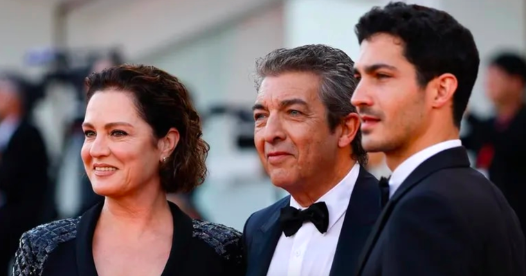 Chino Darín junto a su madre Florencia Bas y su padre Ricardo en la alfombra roja de la presentación de la película Argentina, 1985.