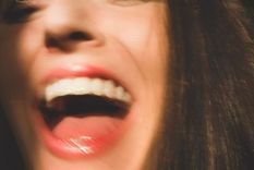 Muchas veces nos enfocamos solo en la salud de los dientes, pero el resto de tu boca tiene información muy valiosa que darte Foto: GETTY IMAGES