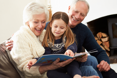 Un estudio reciente pone sobre la mesa el rol de los abuelos, tíos, vecinos o amigos de la familia y los múltiples beneficios que aportan al desarrollo de los niños.