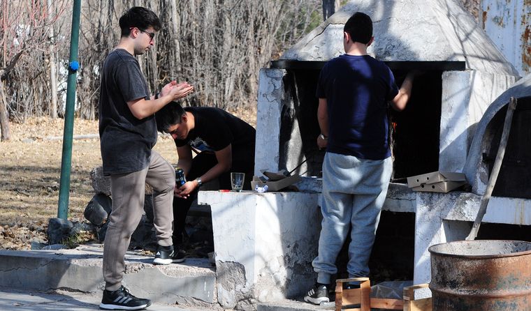 Los planes cada vez más se asocian a un asado u otra comida acompañada de alguna cerveza o un vino para compartir con amigos desde la tranquilidad y lejos de las luces estroboscópicas de los boliches. Los planes cada vez más se asocian a un asado u otra comida acompañada de alguna cerveza o un vino para compartir con amigos desde la tranquilidad y lejos de las luces estroboscópicas de los boliches.