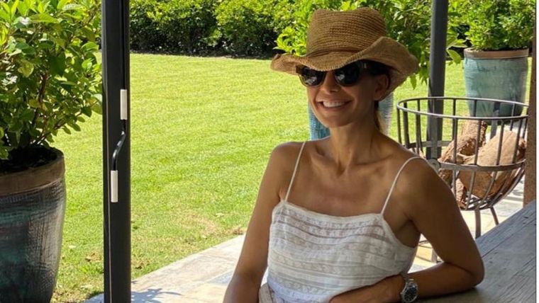 Juliana Awada se protege del sol con sus sombreros, pero siempre con estilo. Foto: Instagram
