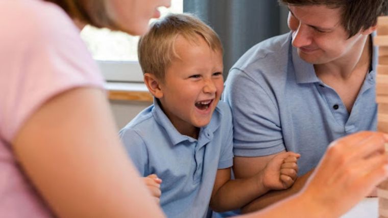 Desde una temprana edad podemos darnos cuenta si un niño o niña presenta un desarrollo anormal de la adquisición del lenguaje. Foto: Gentileza Wumbox