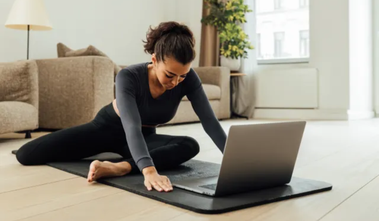 El estiramiento 90/90, ejercicio que previene los dolores de espalda y fortalece la cadera. Foto: Shutterstock