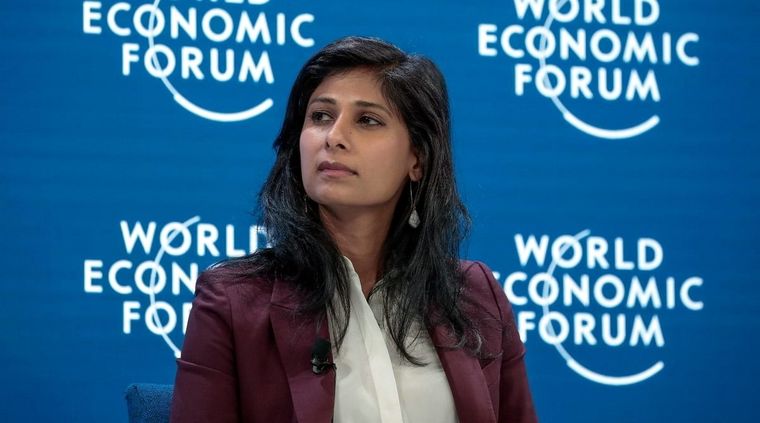 Gita Gopinath, la subdirectora Gerente del FMI y economista que sigue el día a día de las metas comprometidas por el país vendrá esta semana al país. Foto: World Economic Forum