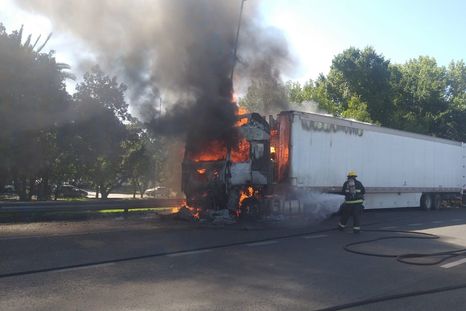 Video: un camión se incendió en el Acceso Sur y generó preocupación