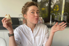 Durante el juicio con Johnny Depp, Amber Heard quedó en deuda de una cifra millonaria. Durante el juicio con Johnny Depp, Amber Heard quedó en deuda de una cifra millonaria.