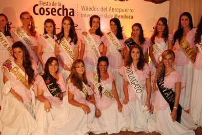 MDZol | Las diecisiete candidatas con atuendos de chinas, listas para la cosecha. Foto: Nacho Gaffuri / MDZ