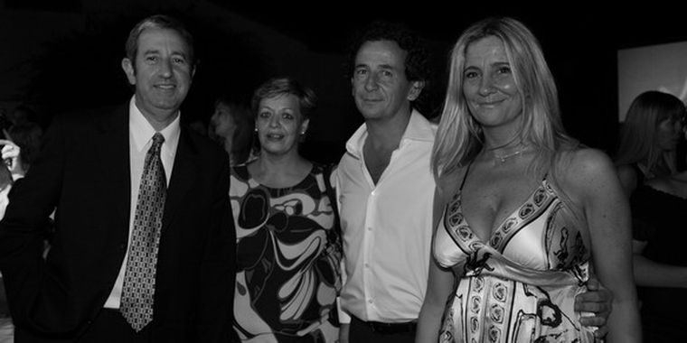 Julio Cobos, la concejala Julia Ortega y Leo y María Bravín, durante la inauguración.