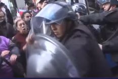 Denuncian que la policía reprimió a los jubilados durante la manifestación. Foto: Captura de video