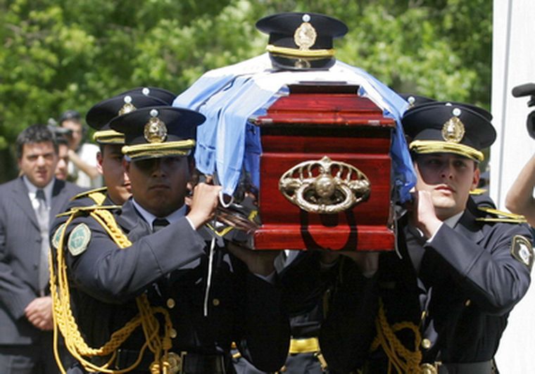Ayer enterraron a los policías asesinados. Foto: NA