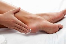 Logra suavizar la piel de tus pies con un tratamiento a base de vaselina y vinagre