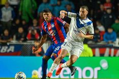 Lautaro Montenegro, defensor de San Lorenzo, intenta anticipar a Matías Pellegrini, delantero de Vélez.&nbsp;