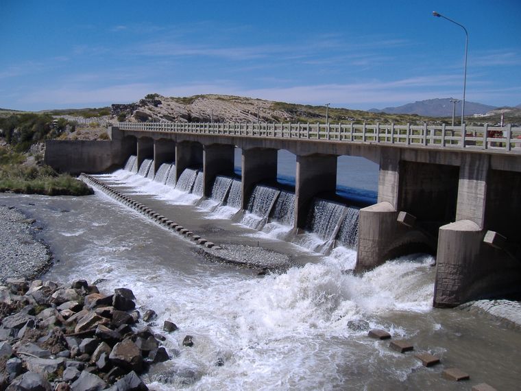 La represa del Río Malargüe El río Malargüe transporta un importante caudal de agua