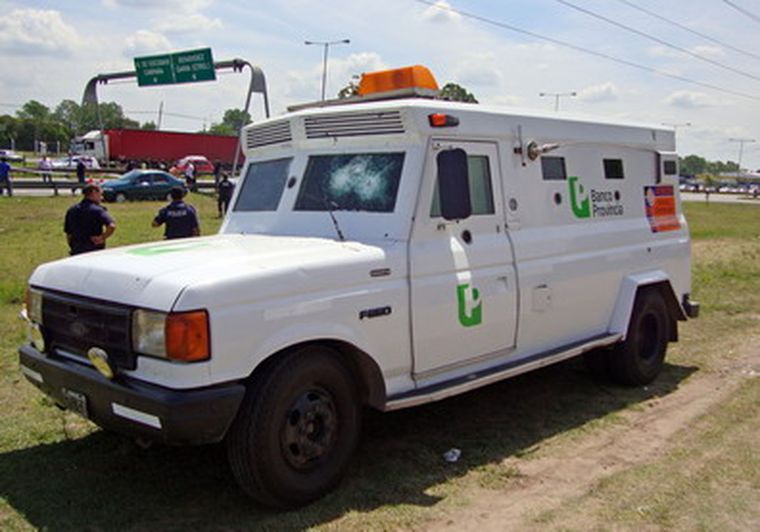 El blindado que fue asaltado. Foto: NA