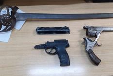 El sable robado que fue recuperado y dos armas de fuego secuestradas en el allanamiento.&nbsp;