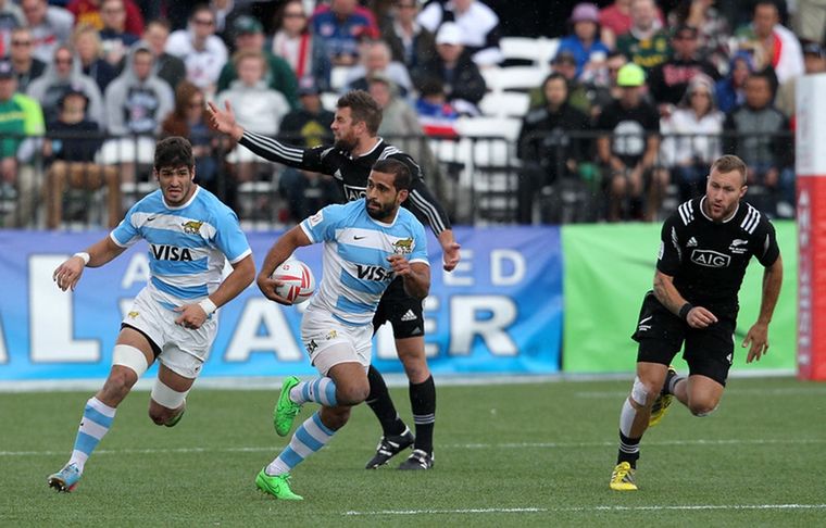 Los Pumas ante Nueva Zelanda en 2016: Gastón Revol se escapa con el balón. Foto: gentileza UAR.