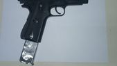 vio a la policia, escapo y fue detenido: llevaba una replica de pistola 9 mm. vio a la policia, escapo y fue detenido: llevaba una replica de pistola 9 mm.