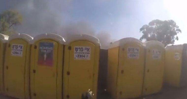 La zona de baños químicos fue atacada por terroristas de Hamás con gente en el interior Foto: Captura de pantalla