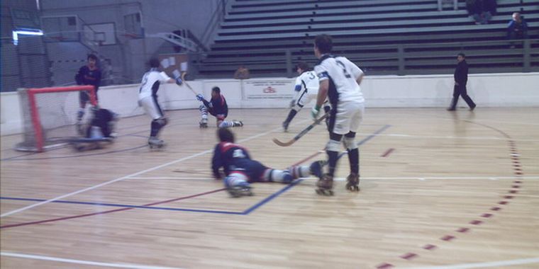 A las 22 retorna la actividad en el hockey sobre patines local. Foto: Mario Urzúa