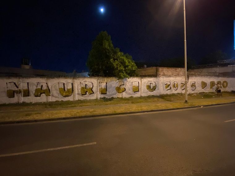 Buena parte de las principales autopistas de acceso a la Ciudad de Buenos Aires aparecieron pintadas con la leyenda Mauricio 2025