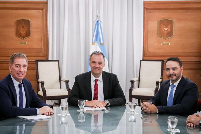 Manuel Adorni y Diego Santilli reunidos con el correntino Juan Pablo Valdés