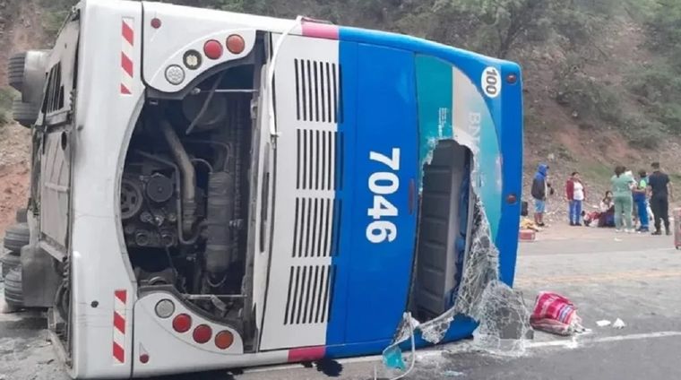 Un colectivo chocó contar un camión y volcó Foto: Gentileza InfoYa