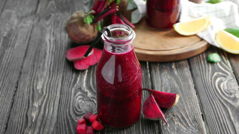 Esta receta de jugo detox rojo combina frutas y verduras que ayudan a depurar el organismo de manera natural. Esta receta de jugo detox rojo combina frutas y verduras que ayudan a depurar el organismo de manera natural.
