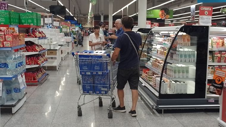 Con las fuertes subas de precios los consumidores destinan cada vez una mayor parte de sus ingresos a comprar alimentos. Foto: Rodrigo DAngelo/MDZ