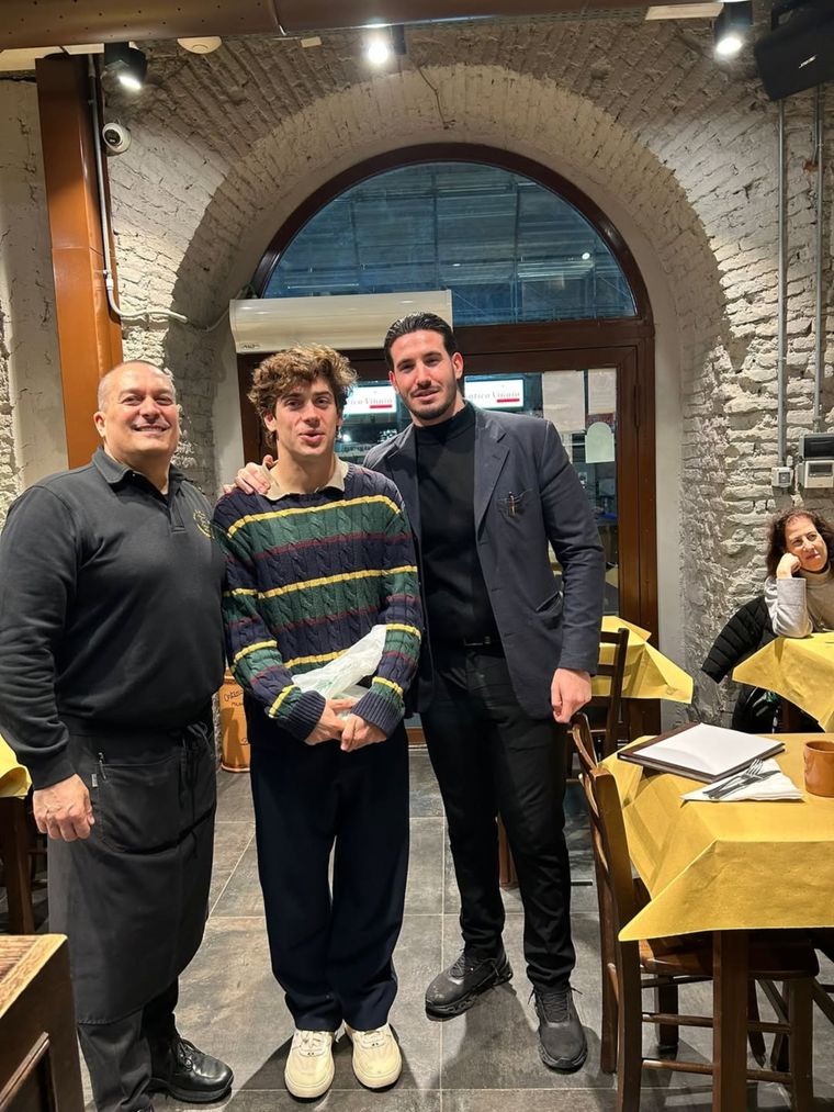 Tras su paso por la base del equipo, el piloto argentino eligió una osteria de Milán. Tras su paso por la base del equipo, el piloto argentino eligió una osteria de Milán.