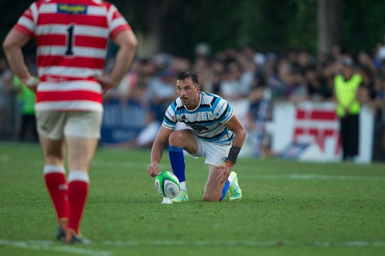 Joaquín Lamas se dispone a patear uno de los penales que le dieron el título al SIC. Foto: Prensa URBA