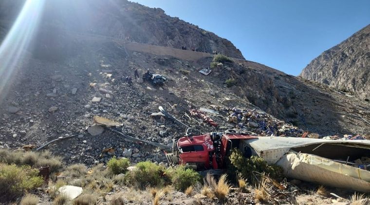 Luego del accidente en la Curva de Guido, Gendarmería se encarga del despeje de la zona y de la restitución del tránsito. Foto: Osvaldo Valle