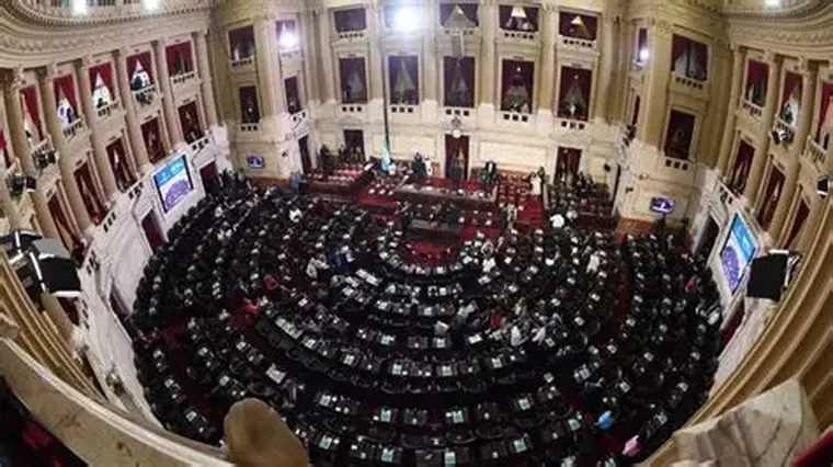 Hoy nos encontramos en el reino del revés, en un país en el que el Presidente gobierna por decreto. Hoy nos encontramos en el reino del revés, en un país en el que el Presidente gobierna por decreto.