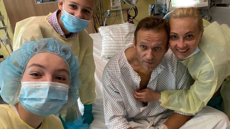 Alexéi Navalny con su familia en el hospital Charité de Berlín (Alemania).