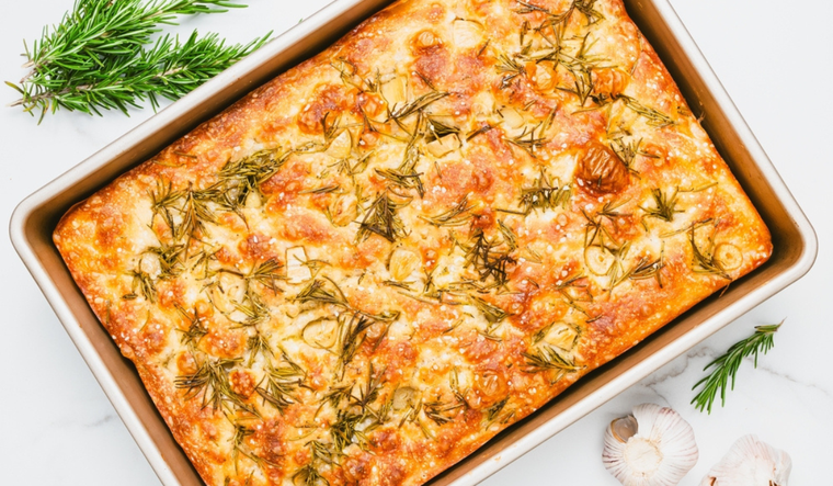 Cómo preparar focaccia de romero con ingredientes simples Foto: Shutterstock