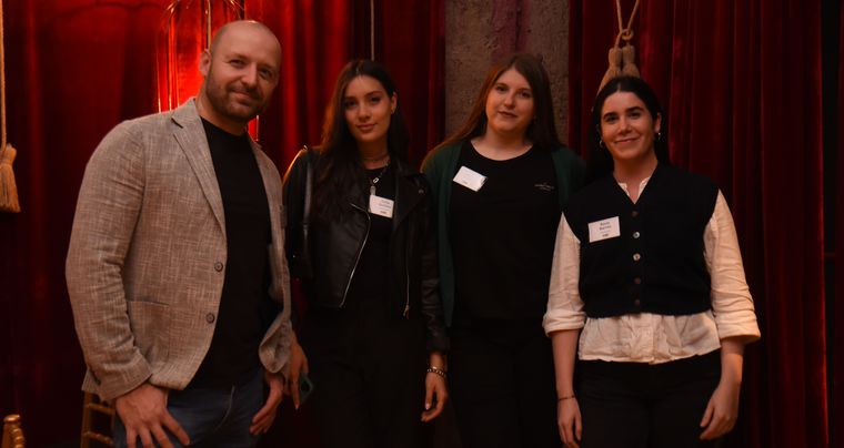 Los invitados de lujo para escuchar, debatir y brindar. Los invitados de lujo para escuchar, debatir y brindar.