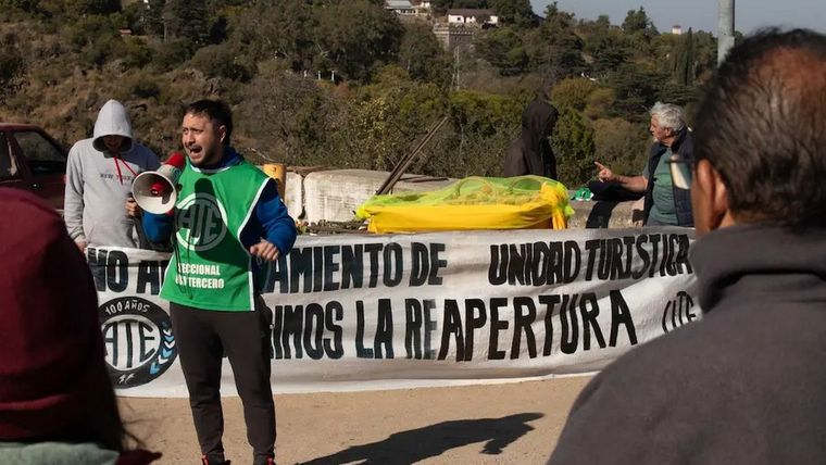 Trabajadores y organizaciones sociales de Embalse protestaron contra la decisión del Gobierno nacional de cerrar la unidad turística estatal