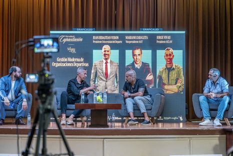 En el marco de La Semana del Tenis, Verón estuvo como expositor en una capacitación dirigida a directivos, gestores de clubes y academias.