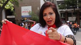 "Trump es contigo: entréganos a nuestro presidente, Nicolás Maduro", dice efusiva Gelen Correa, una chavista.