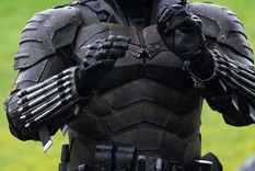 filtran imagenes del traje y la motocicleta del batman que protagonizara robert pattinson