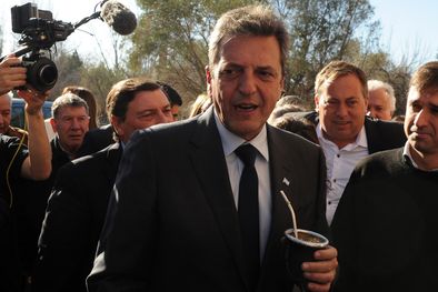 MDZol | Sergio Massa, toma mate en recorrida de campaña y dice a su equipo que todo está bajo control. Foto: ALF PONCE MERCADO / MDZ