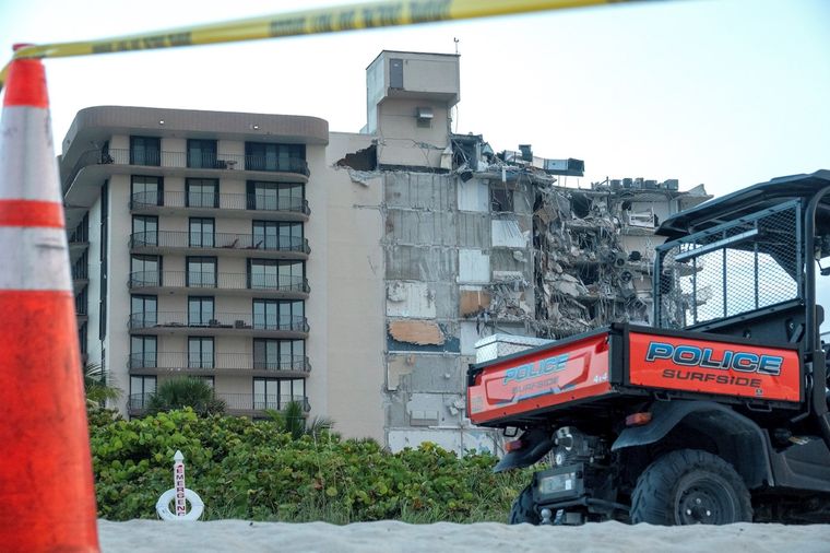 Se cree que el edificio cayó por defectos estructurales. Foto: EFE