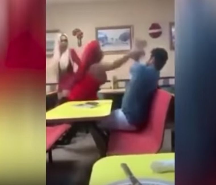 El momento en que una de las mujeres trans comenzó a arrojar trompadas a los hombres que las hostigaban