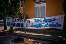 En uno de los accesos a los tribunales de Dolores, amigos de Fernando dejaron una bandera para recordarlo. Foto: Télam