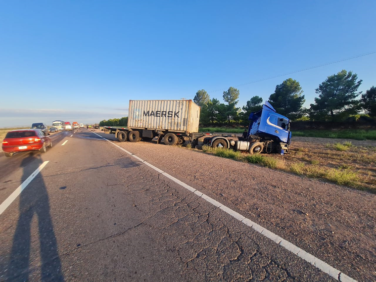El camión terminó a un costado de la Ruta 7 tras chocar de frente con un auto. Foto: X @GuadalupeOqui