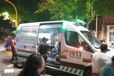 El malviviente está dentro de la ambulancia luego del impacto en Azcuénaga y Perito Moreno Foto: MDZ